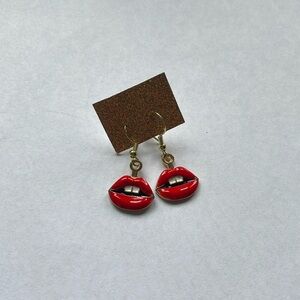 💋 gold lip dangling earrings 💋
